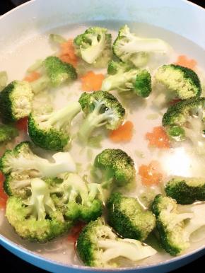 锅中放入开水，适量的油盐，将西兰花和胡萝卜花焯水。过冷水备用。