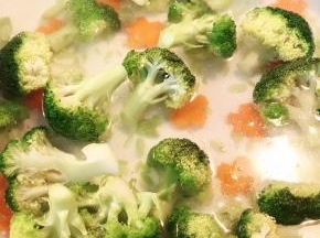 锅中放入开水，适量的油盐，将西兰花和胡萝卜花焯水。过冷水备用。