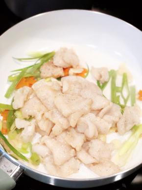 起油锅，放入姜片、蒜头、葱段炒片刻后放入刚才过油的鱼片，轻轻翻炒片刻，勾芡，出锅！