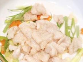 起油锅，放入姜片、蒜头、葱段炒片刻后放入刚才过油的鱼片，轻轻翻炒片刻，勾芡，出锅！