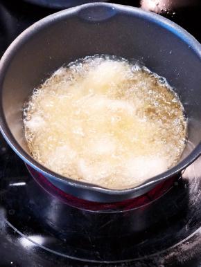 用一个小锅放入花生油，七成油温放入腌制好的鱼片，让鱼片过一次油锅。如果锅小分几次进行，动作要快。鱼片八成熟即可。捞起沥干油。