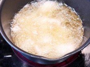 用一个小锅放入花生油，七成油温放入腌制好的鱼片，让鱼片过一次油锅。如果锅小分几次进行，动作要快。鱼片八成熟即可。捞起沥干油。