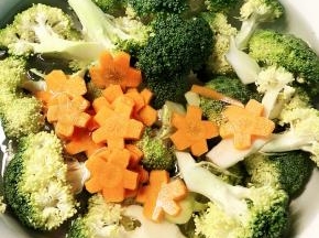 西兰花洗净泡水，胡萝卜切花