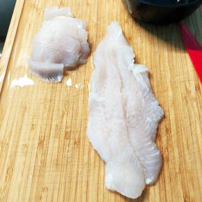 选择无刺的鱼肉，切片