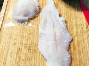 选择无刺的鱼肉，切片