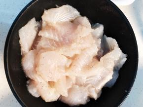 鱼片中加入适量的盐、胡椒粉、鸡粉、油、生粉、蛋清拌匀。