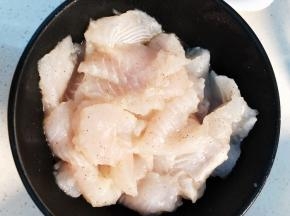鱼片中加入适量的盐、胡椒粉、鸡粉、油、生粉、蛋清拌匀。