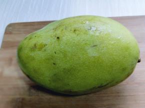 我的芒果有点大！把它洗干净。