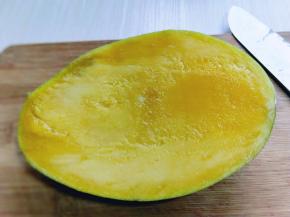 切开，因为芒果太大，所以用一半。