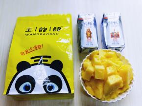 芒果切小块，准备好麦片和酸奶。