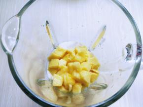 将酸奶，切好的芒果放入料理机中。