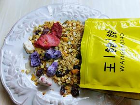 取适量的麦片。（可以根据个人胃口放。）