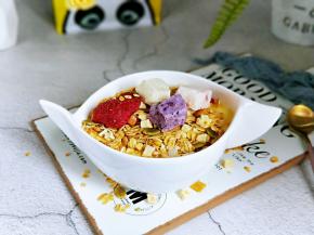 将麦片放在芒果酸奶的上面。