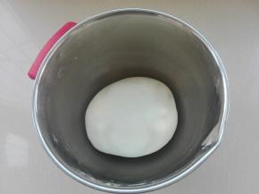 将主食材，除调味食材外，所有食材混合揉成光滑面团