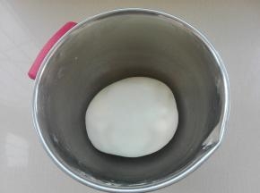 将主食材，除调味食材外，所有食材混合揉成光滑面团