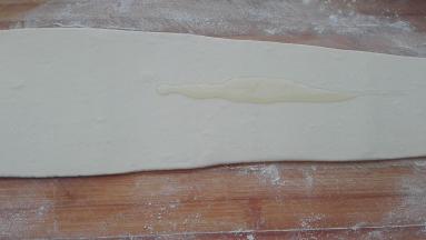 倒入适量食用油