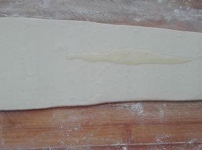 倒入适量食用油