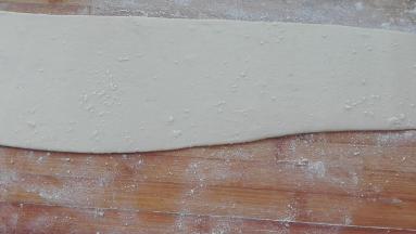 均匀的抹开，喜欢吃甜味，可以上面撒上适量白糖，喜欢咸味，可以撒适量盐，或者葱花加芝麻，或者五香粉，花椒粉等你所喜欢的各种口味，最后撒上一层干粉。