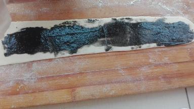 在说一下芝麻酱味道的，芝麻酱本身含有油，所以直接将芝麻酱加盐或者糖调制好，直接抹在面片上，