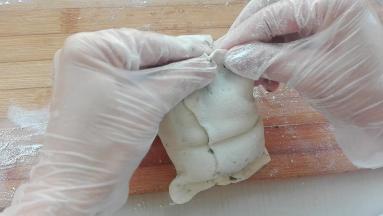 同样从窄的一头开始折卷起来，最后将两头捏紧。