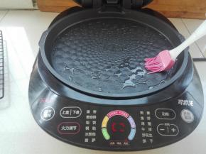 准备电饼铛，刷一层底油，进行预热