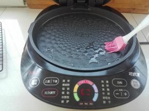 准备电饼铛，刷一层底油，进行预热