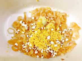 放入小米和薏仁