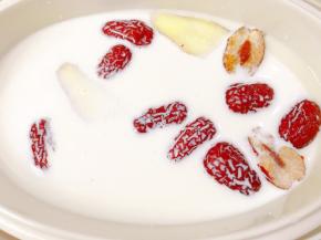 加入牛奶隔水炖3个小时