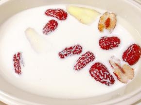 加入牛奶隔水炖3个小时