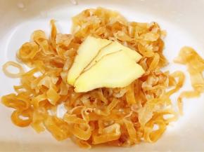 炖锅里加入切条的花胶和姜片