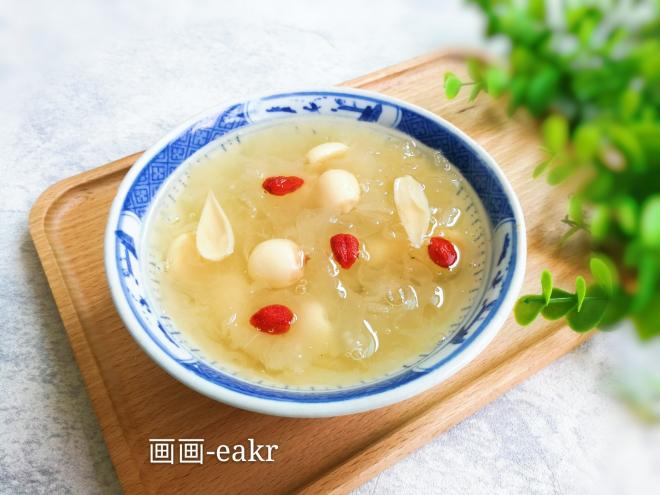 莲子百合干银耳汤