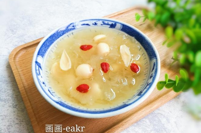 莲子百合干银耳汤