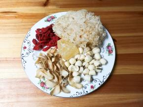 准备好食材：银耳，莲子干，百合干，枸杞，冰糖