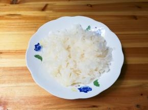 银耳冲洗浮灰，清水浸泡十分钟再清洗一下，撕成小块