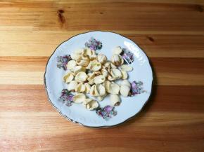 莲子干冲洗干净，扳开扣去莲子芯