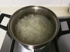 锅中放入银耳和冷水一起烧开，转小火炖至银耳出胶质