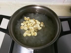 放入莲子干