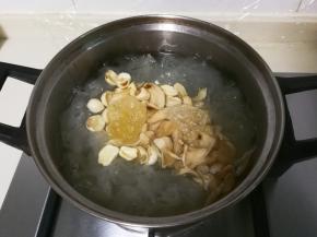 放入冰糖继续炖二十分钟