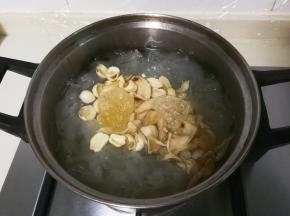 放入冰糖继续炖二十分钟