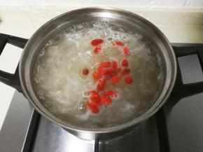 放入枸杞烧开关火