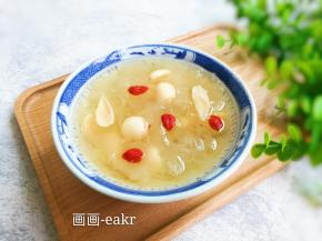 银耳稠糊糊顺滑，莲子百合粉糯好吃