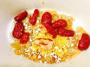 红枣撕开后放入