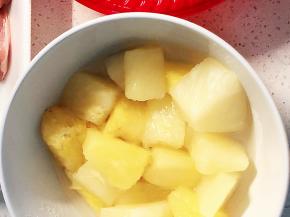如果选用新鲜的菠萝，去皮切成小块。用盐水浸泡一会儿。如果是罐头，直接使用就好。