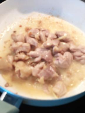 锅中加入适量的油，放入姜片爆炒片刻，加入鸡块翻炒，盖上锅盖焖一下。