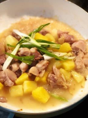 九成熟的时候放入菠萝块，适量的糖，葱段，翻炒片刻即可出锅。