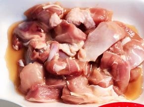 鸡腿肉洗净去骨，切块。加入适量的盐、料酒、蚝油、生粉、胡椒粉腌制半小时