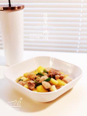 菠萝的酸甜加鸡肉的鲜美，好喜欢的一款家常菜。