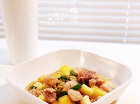菠萝的酸甜加鸡肉的鲜美，好喜欢的一款家常菜。