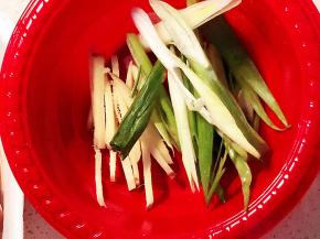 姜切丝，葱切丝备用。