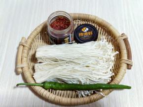 准备食材，小青椒可以换成小葱。